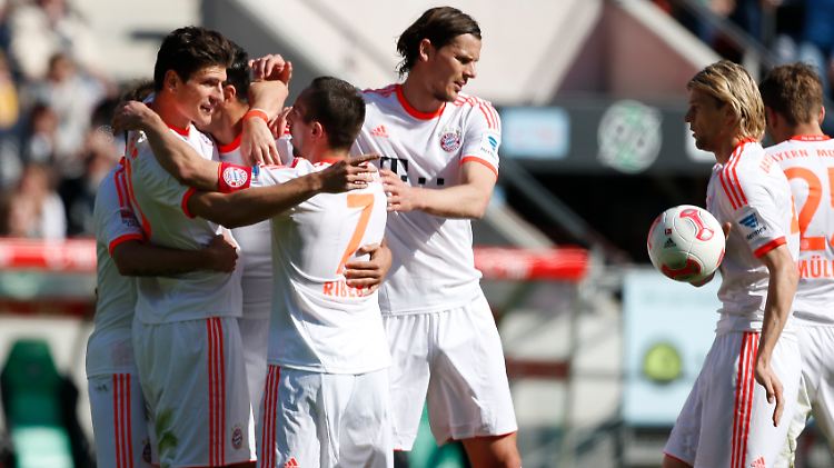 Seht her, ich war's: Mario Gomez feiert und lässt sich feiern. Für was? Ein Tor!