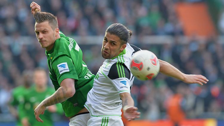 Werders Marko Arnautovic (l.) und Wolfsburgs Ricardo Rodriguez im Zweikampf.