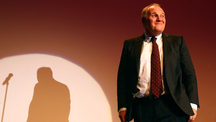 Uli Hoeneß, der Mann der von anderen  Anstand und Sitte forderte, steckt tief im Steuersumpf.