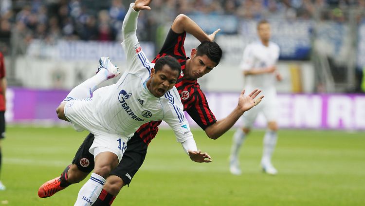 Passt nun wirklich zur Überschrift - und sieht auch noch gut aus: Schalkes Raffael geht gemeinsam mit dem Frankfurter Carlos Zambrano zu Boden.