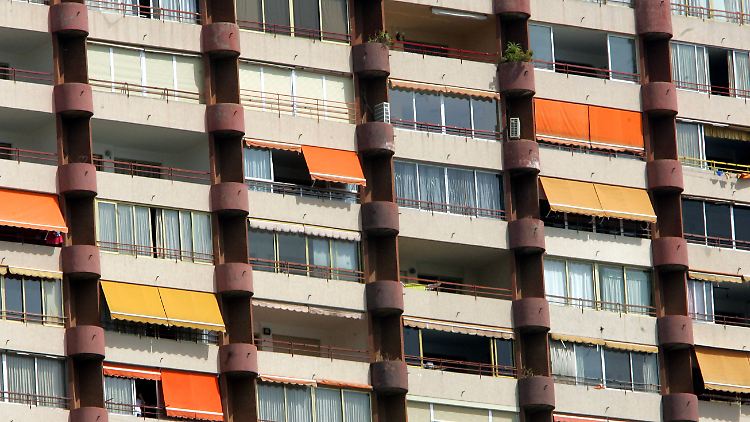 Die Balkons in spanischen Ferienhotels liegen sehr oft dicht beieinander.