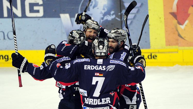 Meisterlicher Jubel: Die Eisbären freuen sich über Julian Talbots Treffer um 2:1 gegen die Haie.