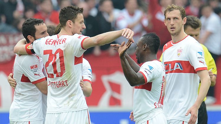 Es klappt auch in der Liga: Cristian Molinaro, Christian Gentner, Arthur Boka und Georg Niedermeier bejubeln das zweite Tor gegen Freiburg.