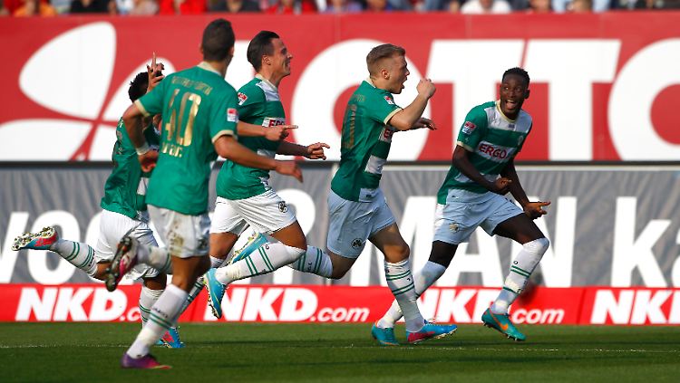 Die SpVgg Greuther Fürth feierten den Sieg gegen Nürnberg wie den Gewinn einer Meisterschaft.