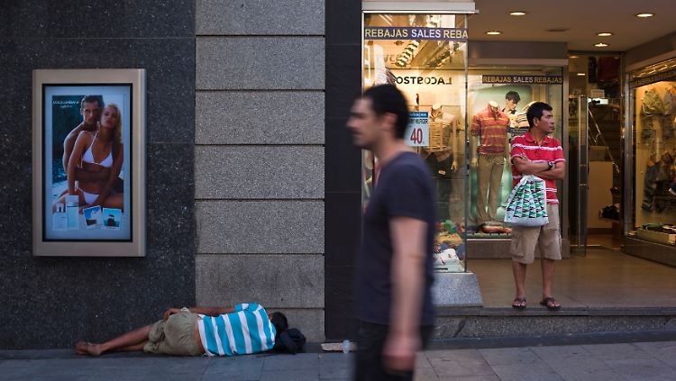 Soziales Kontraste gibt es in der Eurozone mittlerweile reichlich. Hier eine Szene aus der Fußgängerzone in Madrid.