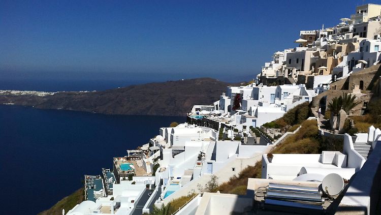 Häuser an der Küste der Insel Santorini: Viele griechische Immobilien finden keine Interessenten.