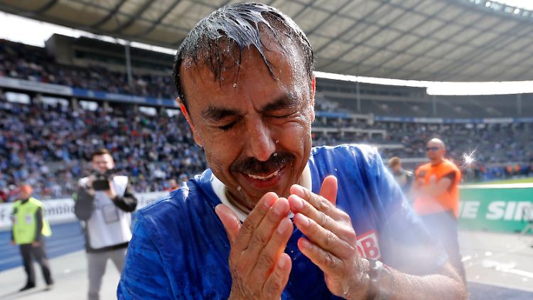 In Berlin gibt's dann auch noch die gute alte Bierdusche: Herthas Trainer Jos Luhukay nach dem Sieg gegen Sandhausen.