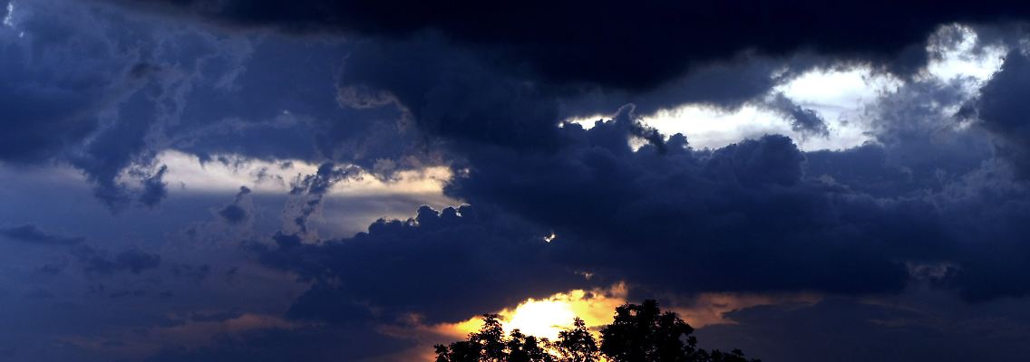 Gewitterwolken hängen am Himmel über dem schwäbischen Buchloe.
