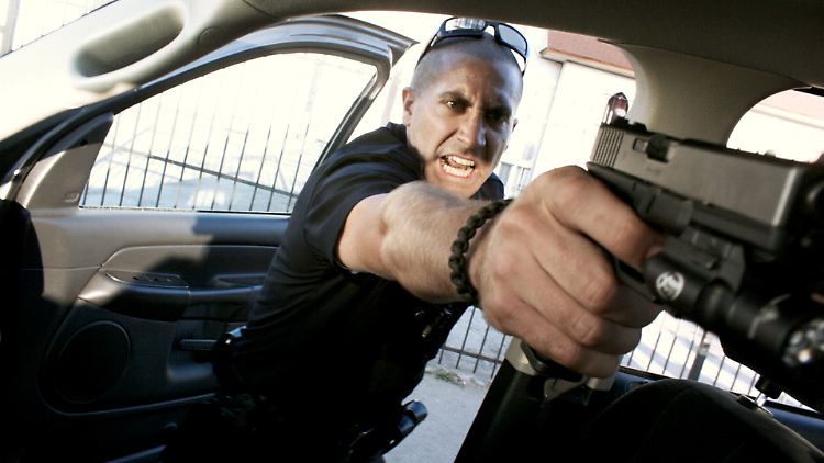 Cop Brian aus "End of Watch" fackelt nicht lange.