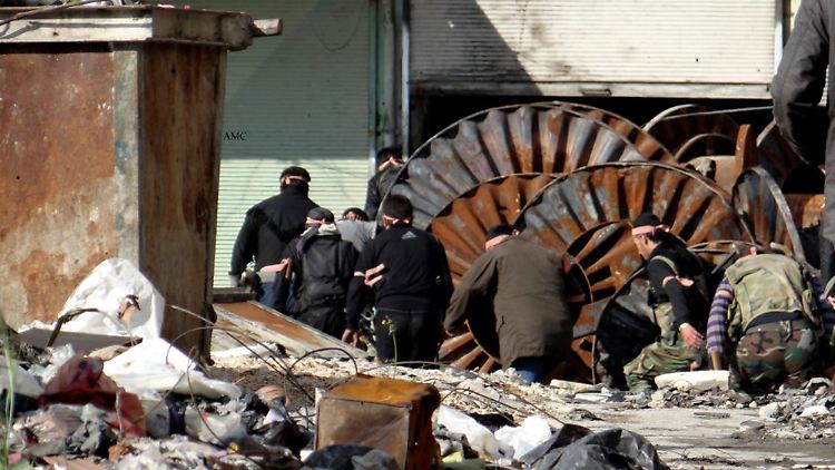 Syrische Rebellen verschanzen sich in Aleppo hinter Schutt und Ruinen.
