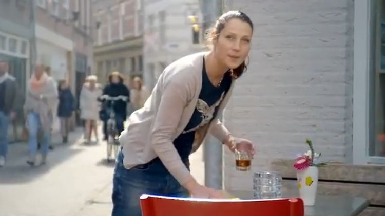 Sogar ein Video gibt es zu dem Lied. Es zeigt viele Niederländer und Niederländerinnen.