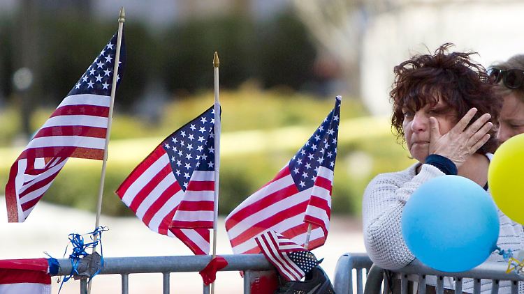 Eine Woche nach dem Attentat gedenken die Menschen in Boston der Opfer.