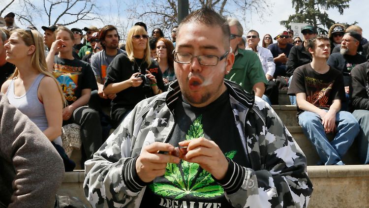 Cannabis-Raucher in Denver, Colorado:  Im US-Bundesstaat Colorado ist seit 2012 der Marihuana-Genuss legal.