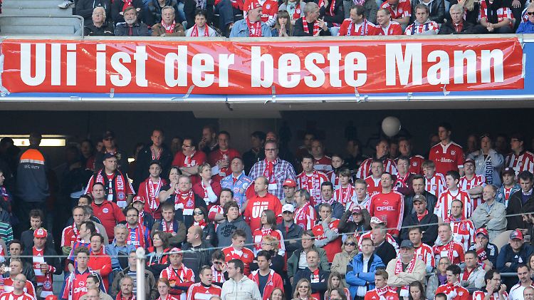 Bayern-Fans halten ihrem Vereinsboss die Stange.