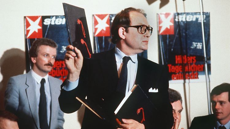 "Stern"-Reporter Gerd Heidemann präsentiert 1983 auf der Pressekonferenz des "Stern" die vermeintlichen Dokumente.