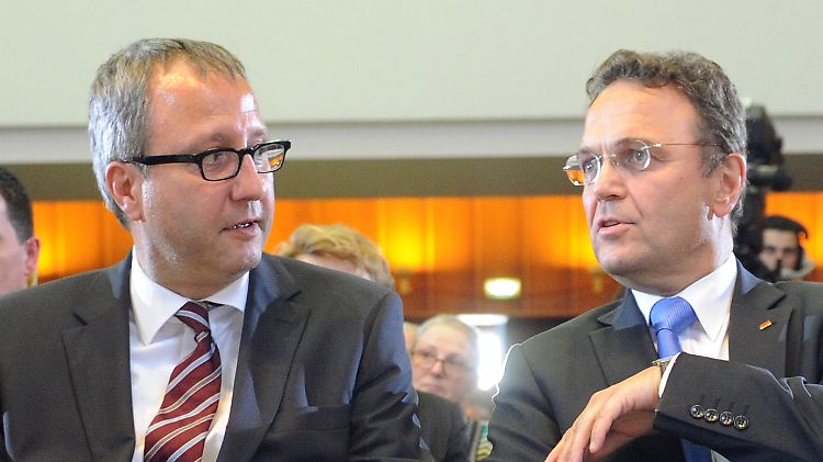 Friedrich (r.) und Voßkuhle streiten um die Ausweitung der Videoüberwachung (Archivbild).