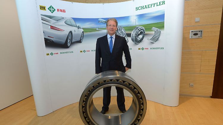 Schaeffler-Vorstandschef Jürgen Geißinger in Herzogenaurach hinter einem großen Kugellager.