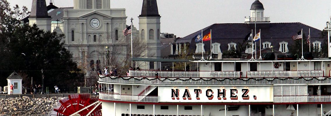 Südstaatenidylle: Ein Schaufeldampfer liegt auf dem Mississippi in New Orleans.
