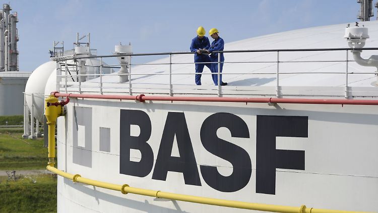 Breit aufgestellt: Am BASF-Verbundstandort Ludwigshafen versorgen 50 riesige Tanks die Produktionsanlagen mit Nachschub.