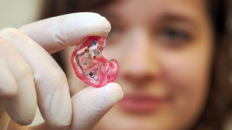 Hörgerät schon mit 50? Experten zufolge werden die Lärmschutz-Richtlinien nicht ausreichend umgesetzt.