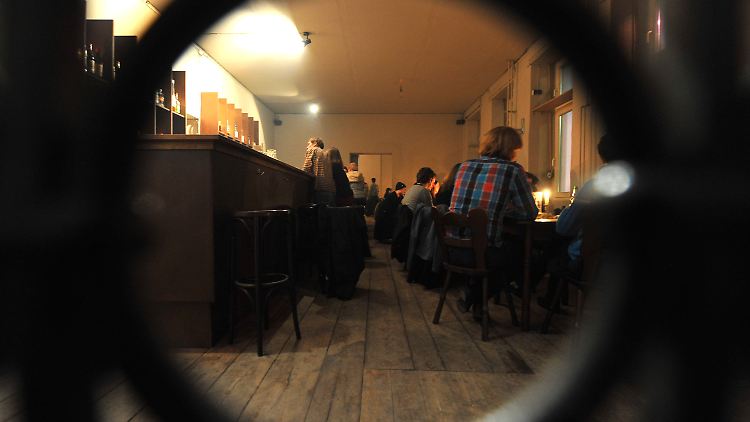 Die Bar ist in der Emser Straße 122/123 in Berlin-Neukölln.