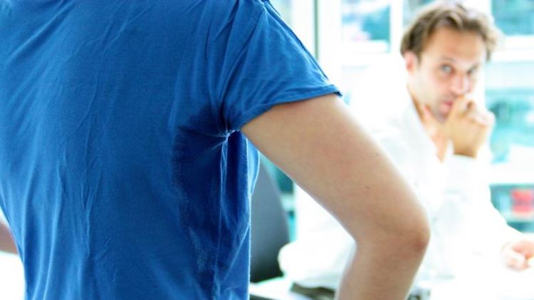 Zu warm im Büro? Der Arbeitgeber muss Schutzmaßnahmen treffen. 