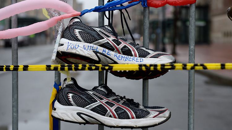 "Wir vergessen dich nicht": Laufschuhe an einer Absperrung zum "Ground Zero" von Boston.