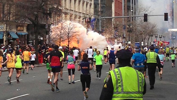 Drei Menschen sterben, mehr als 200 erleiden beim Anschlag auf den Boston-Marathon teils schwere Verletzungen.