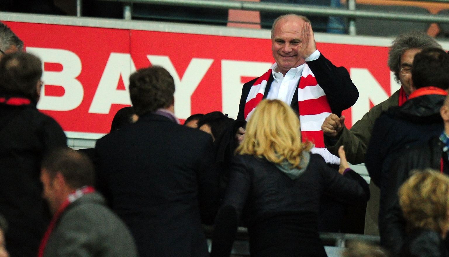 Zumindest im Münchner Anhang ist Uli Hoeneß trotz seiner Steueraffäre noch sehr beliebt. Auch bei den Frauen.