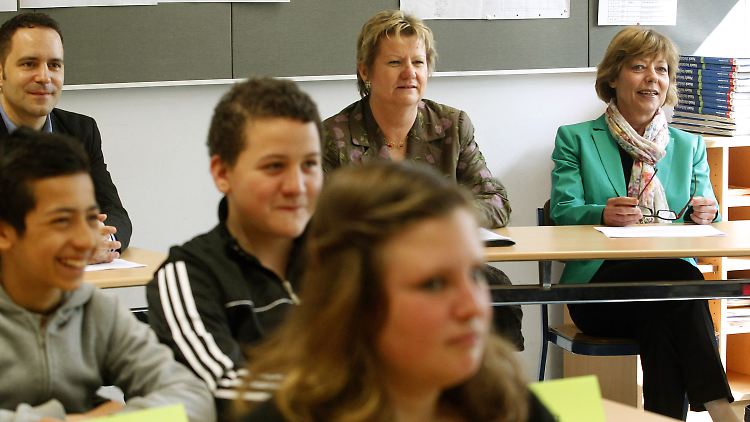 Löhrmann drückt im Sinne der Qualitätssicherung auch schon mal selbst die Schulbank.