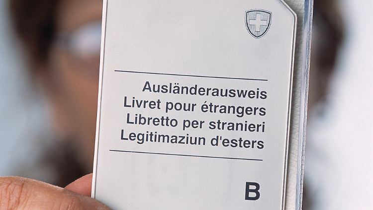 Eine Migrantin mit Ausländerausweis B.