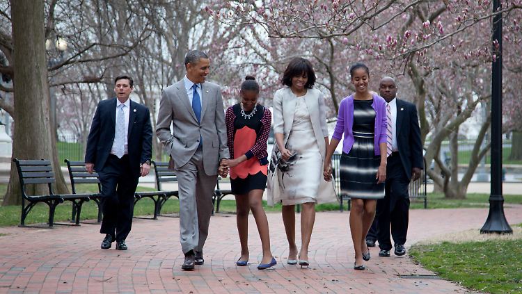 Immerhin ist der Papa an Feiertagen zuhause: Familie Obama auf dem Weg zum Ostergottesdienst.