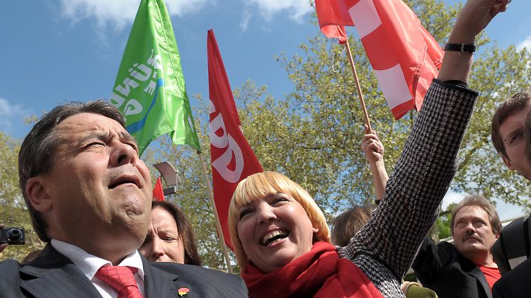 Geht da noch mehr? SPD-Chef Gabriel und Grünen-Chefin Roth können sich derzeit über wachsende Zustimmung freuen.