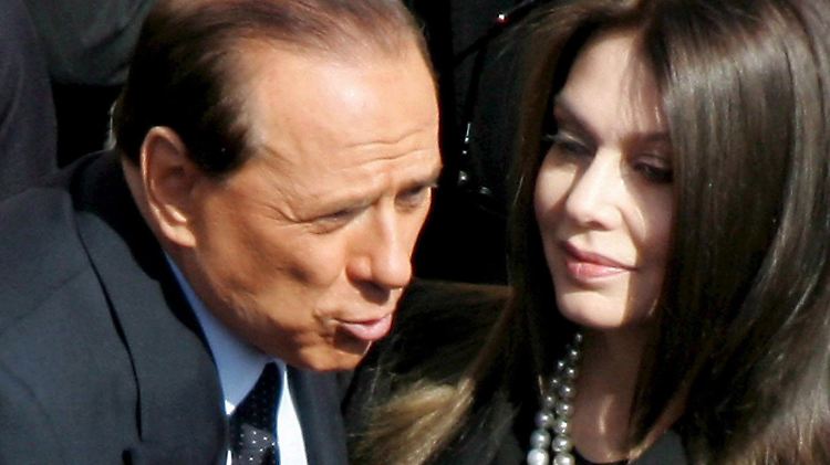 Das schmerzt: Berlusconi 2005 in Rom mit seiner damaligen Ehefrau Veronica Lario.