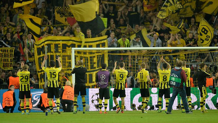 Die Dortmunder Südtribüne feiert ihre Helden.