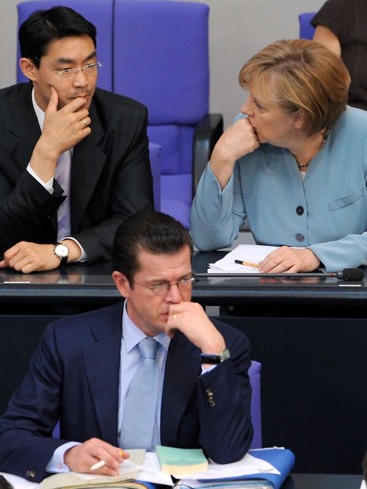 Irgendwie läuft es nicht so gut für die Regierung: Kanzlerin Merkel mit Gesundheitsminister Rösler (links) und Verteidigungsminister Guttenberg.