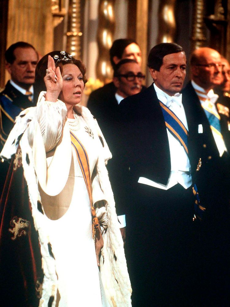Beatrix mit Prinz Claus am 30. April 1980: Die Monarchin leistet den Eid auf die Verfassung.