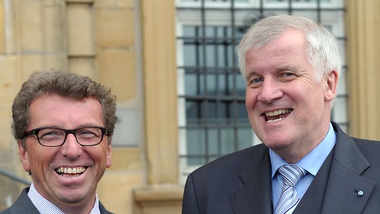 CSU-Chef Seehofer (r.) will nichts von den 17 Vettern-Fällen gewusst haben: Hier mit Ex-Fraktionschef Schmid (Archivbild).