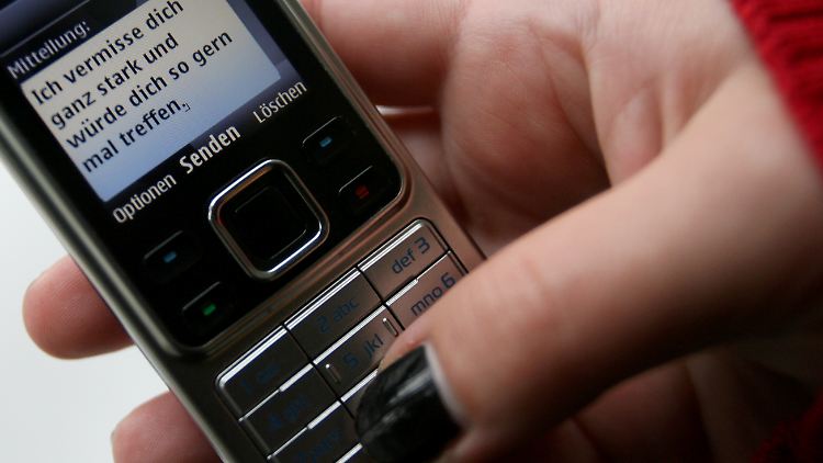 Im Schnitt tippte der Mann 24 SMS am Tag.