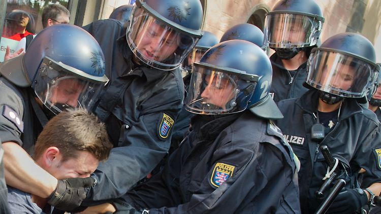 Von Deutschland wird unter anderem eine Kennzeichnungspflicht bei Polizisten gefordert, damit nachvollziehbar ist, wer ein Fehlverhalten zu verantworten hat.