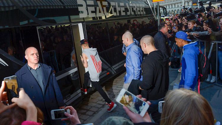 Erneuter Trubel: Justin Bieber beim Einstieg in seinen Tour-Bus vor dem Grand Hotel in Stockholm.