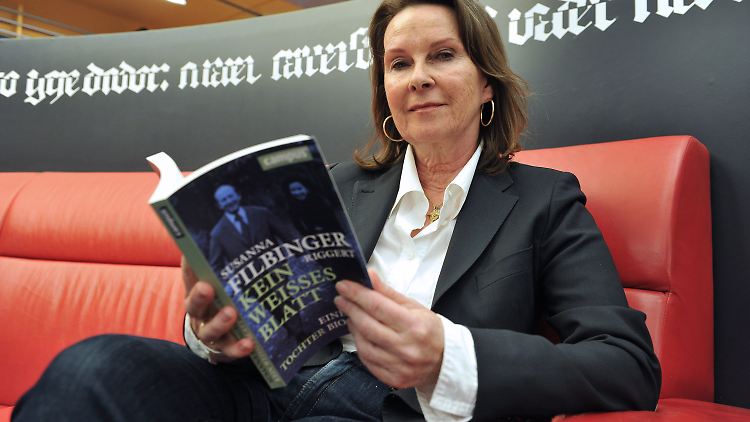 Filbinger-Riggert mit dem Buch über ihren Vater.