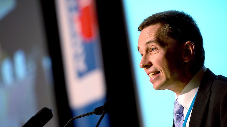 Bernd Lucke wollte mit Bernd Schlömer reden. Doch Schlömer ignorierte die Offerte.
