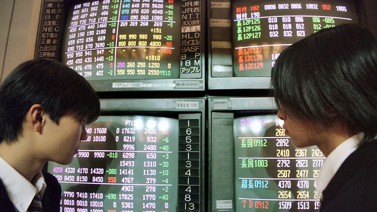 Was passiert da? Die Kurse an der Tokioter Börse steigen, weil die BoJ die Zügel ihrer Geldpolitik schleifen lässt.