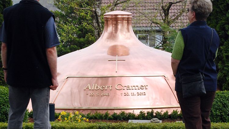 Das Grabmal des verstorbenen Chefs der Warsteiner Brauerei auf dem Friedhof in Warstein.