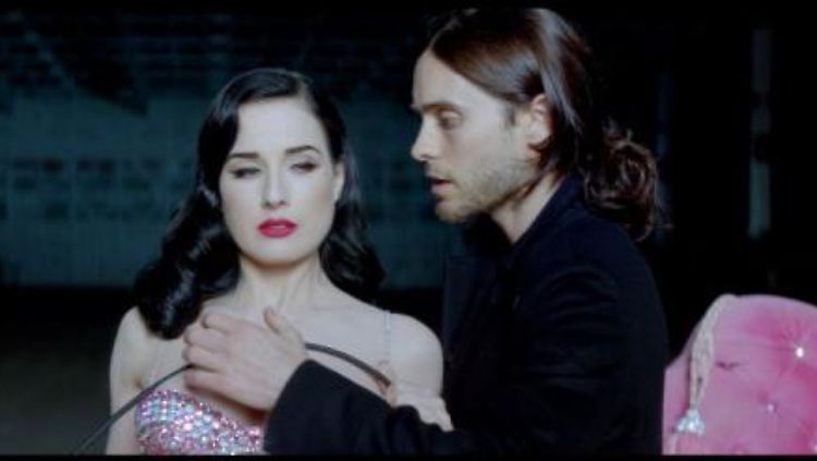 Jared Leto umgarnt Dita Von Teese im neuen Video "Up in the Air": "Jeder Song hat seinen visuellen Partner."