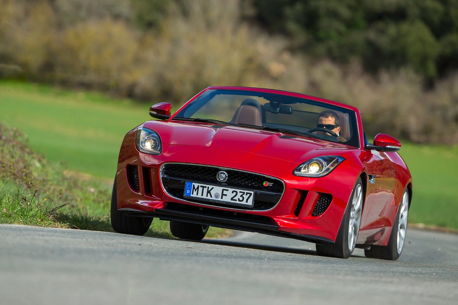 Seitdem die Skizzen für den Jaguar F-Type vorlagen, wurde ihm von allen Seiten attestiert, dass er das Zeug zu einem würdigen Nachfolger des E-Types aus den 60er Jahren hat. Und der gilt als einer der schönsten Sportwagen aller Zeiten. 