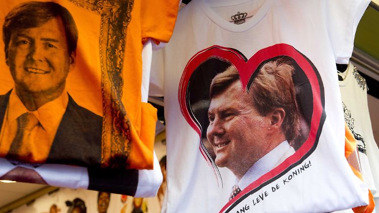 T-Shirts mit dem Porträt von Willem-Alexander werden in Amsterdam an jeder Ecke angeboten.