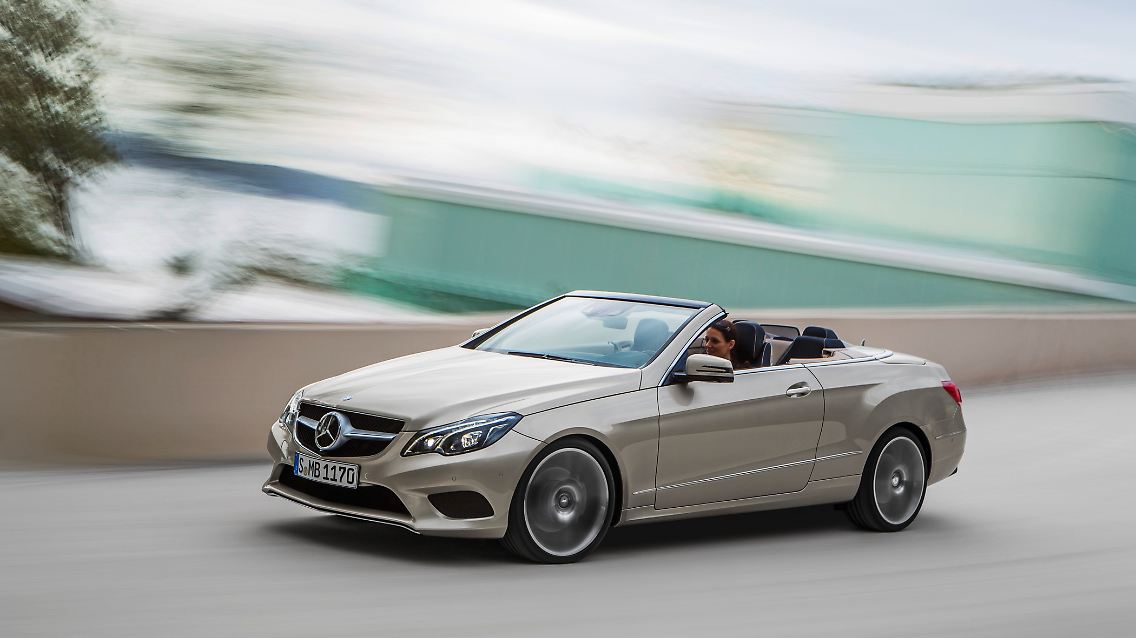 Der neue Einstiegsbenziner mit Direkteinspritzung der neuesten Generation schöpft aus 2,0 Litern Hubraum 184 PS beziehungsweise in der stärkeren Ausführung 155 kW/211 PS. Die Preise für das E-Klasse Cabrio starten bei rund 42.000 Euro.