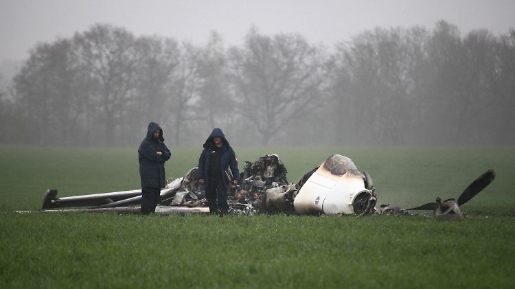 Vom Flugzeuge blieben nur verkohlte Reste übrig.